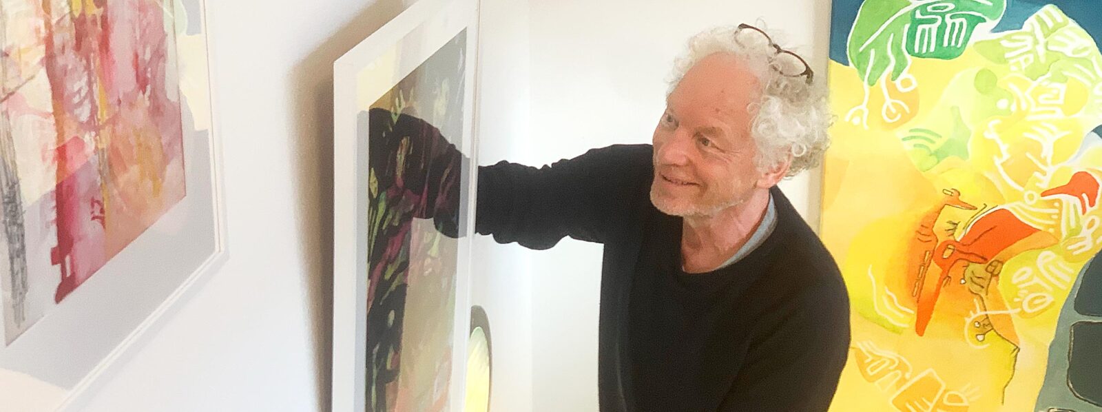 Frank Fischer hängt seine Ausstellung im Gemeindehaus Weilheim